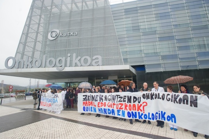 Onkologikoko langileek arratsaldean egin duten elkarretaratzea. (Andoni CANELLADA/ARGAZKI PRESS)