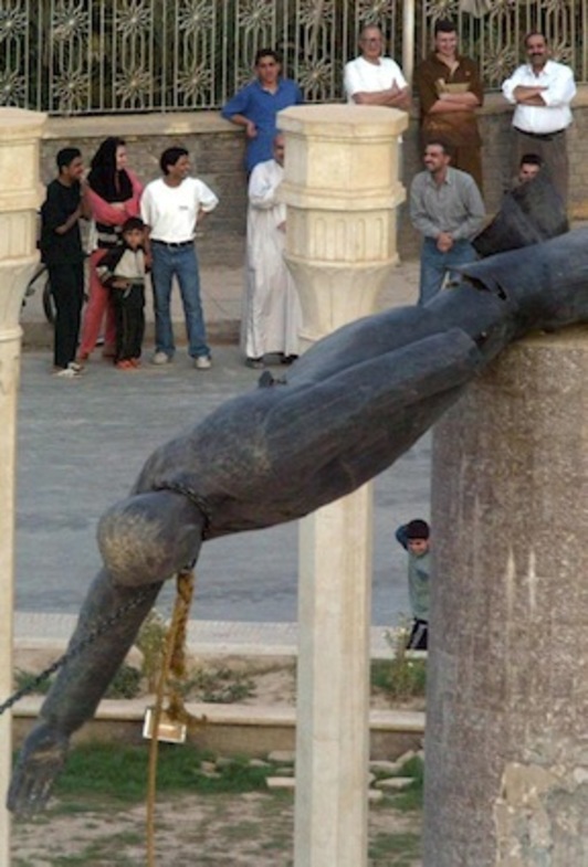 Retirada de la estatua de Saddam Hussein en Bagdad. (AFP PHOTO)