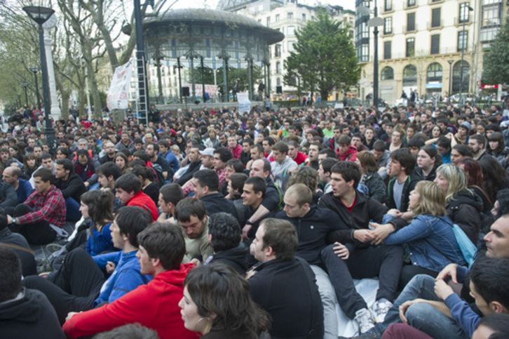 Eserialdia egin dute Bulebarrean, auzipetuei babesa erakutsiaz. (Jon URBE/ARGAZKI PRESS)