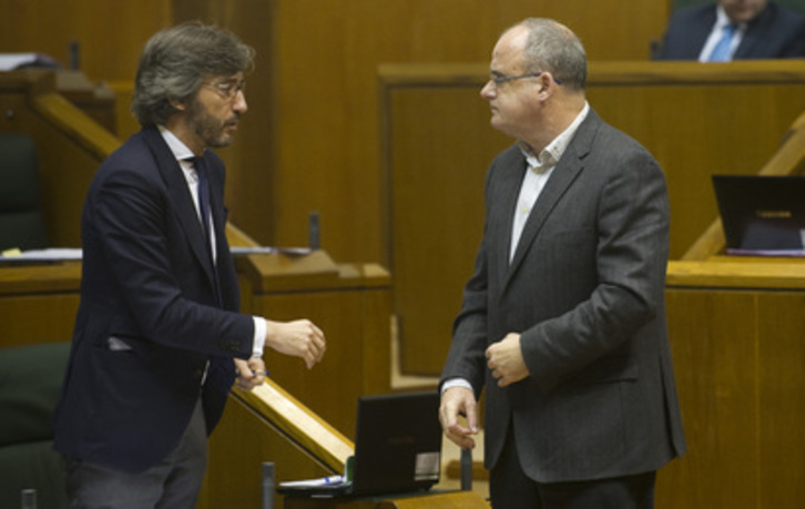 Iñaki Oyarzábal y Joseba Egibar, en el Parlamento. (Raúl BOGAJO/ARGAZKI PRESS)