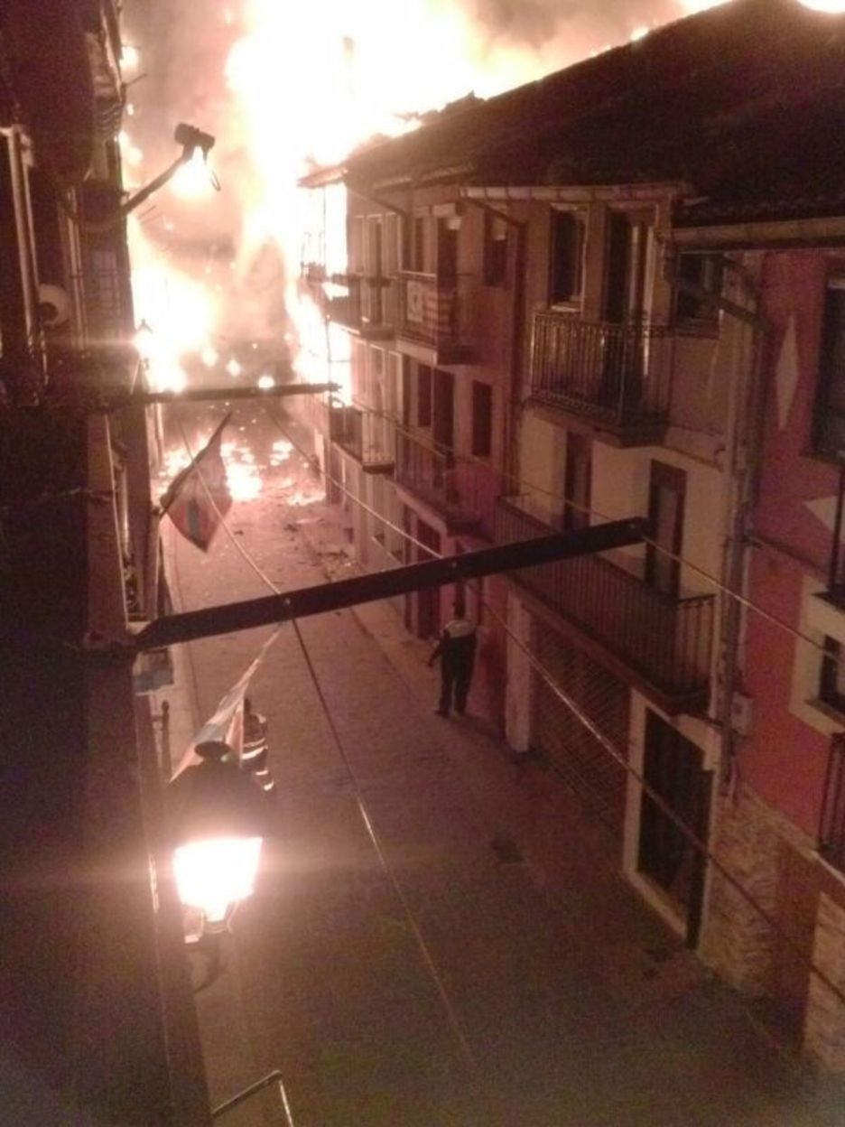 Sutea goizeko lauak aldean sortu da Juan Nardiz kaleko etxe batean. (Alaia / BERMEO)