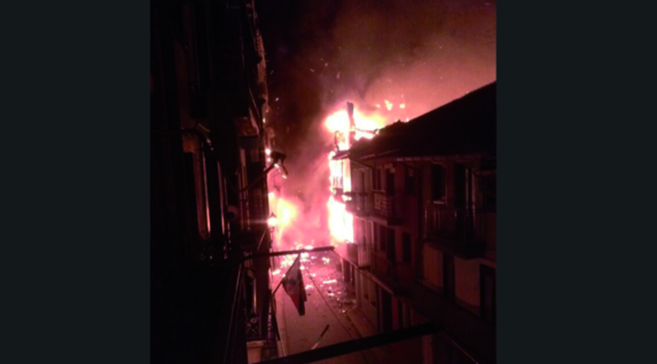 Sutea itzaltzeko lanetan hiru suhiltzailek, udaltzain batek eta ertzain batek zauriak izan dituzte. (Alaia / BERMEO)