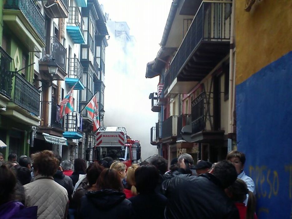 Juan Nardiz, Erremedio, Nekazari eta Intxausti kaleetako herritarrak atera dituzte euren etxeetatik. Harrituta eta izututa jarraitu dituzte herritarrek itzaltze lanak. (@gara_anearruti)