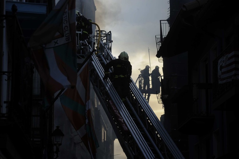 Goizeko bostak aldean erori da sutearen abiapuntua izan den eraikina. (Luis JAUREGIALTZO / ARGAZKI PRESS)