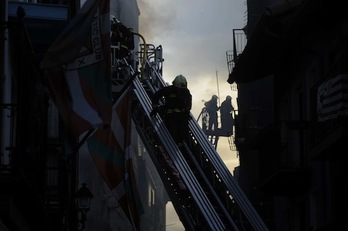 Suhiltzaileak, Bermeon, garrak itzaltzeko lanetan. (ARGAZKI PRESS)