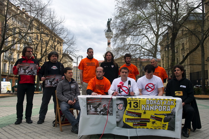 Iruñeako Sarasate pasealekuan eman duten prentsaurrekoa. (Idoia ZABALETA/ARGAZKI PRESS)