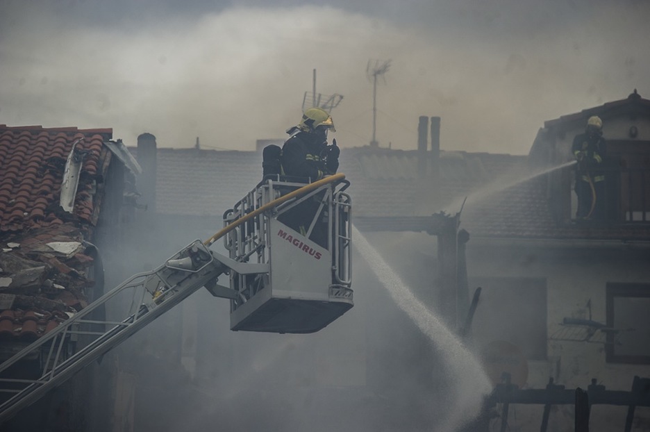 Suhiltzaile bat garabi batean, sua amatatzen. (Luis JAUREGIALTZO/ARGAZKI PRESS)