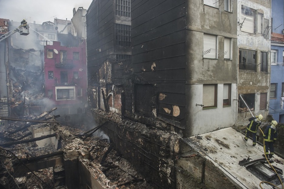 Bost eraikin behera erori dira eta beste askok kalte handiak jasan dituzte. (Luis JAUREGIALTZO/ARGAZKI PRESS)