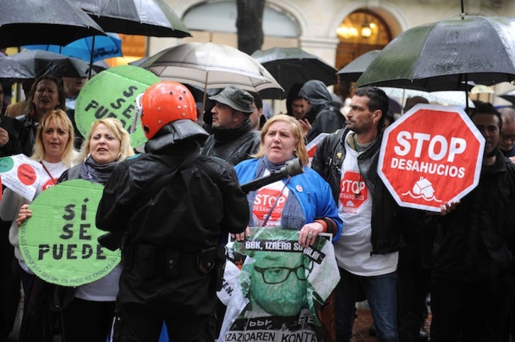 Protesta de Stop Desahucios ante la sede de BBK. (ARGAZKI PRESS)