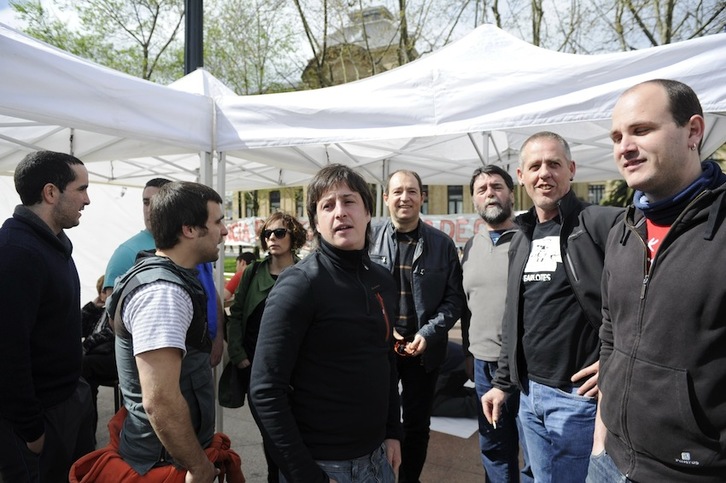 Zigortutako gazteak, Sortuko Izko, Barrena eta Alvarez eta Eleakeko Txerra Bolinaga, ‘Aske gunean’. (ARGAZKI PRESS)