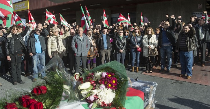 Recibimiento al cuerpo de López Peña en Sondika. (Luis JAUREGIALTZO/ARGAZKI PRESS)