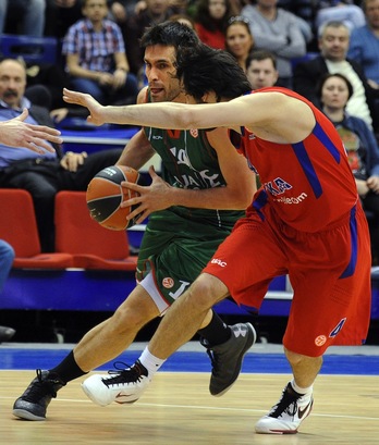 San Emeterio y Teodosic, en un momento del partido. (Yuri KADOBNOV/AFP)