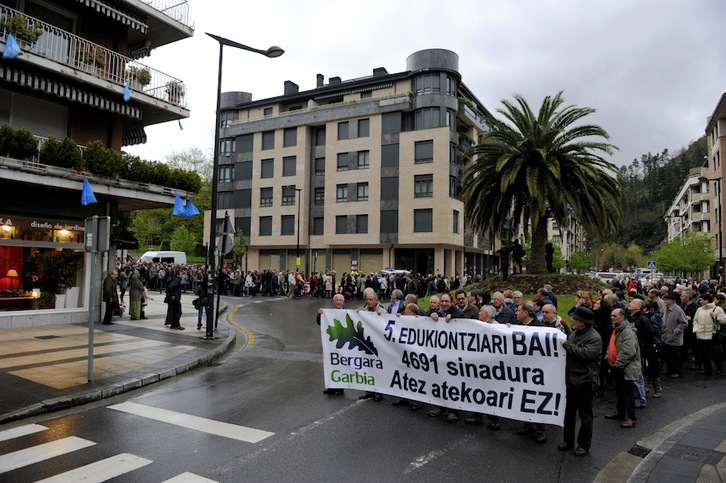 Manifestazioaren burua, Bergarako kaleak zeharkatzen. (Juanan RUIZ/ARGAZKI PRESS)