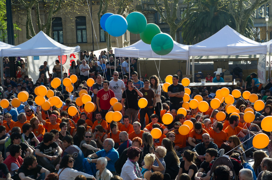 Donostiako zigortuak erdian, laranja koloreko kamisetekin inguruan ‘herri harresia’. (Gorka RUBIO / ARGAZKI PRESS)