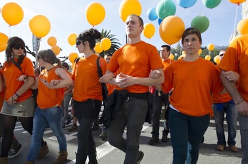 Kamiseta laranjak eta puxikak zeramatzan jendeak ‘herri harresia’ irudikatu du manifestazioan. (Gorka RUBIO / ARGAZKI PRESS)