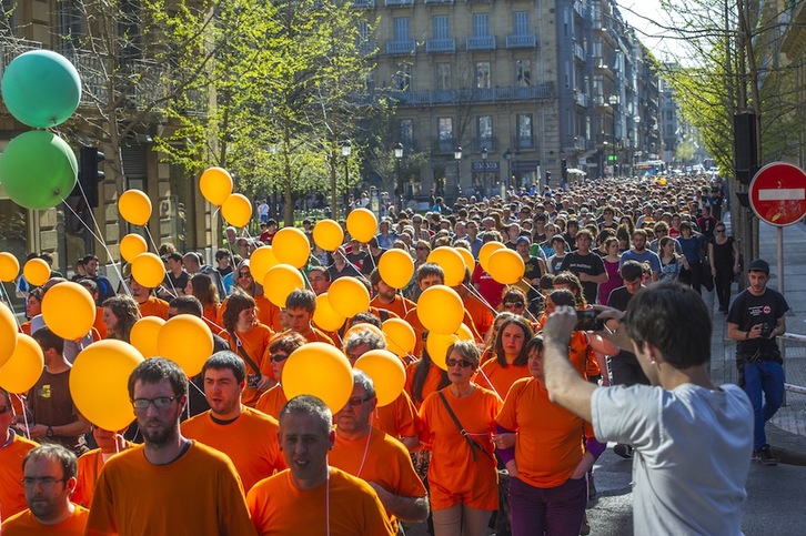 Kamiseta laranjak eta puxikak zeramatzan jendeak ‘herri harresia’ irudikatu du manifestazioan. (Gorka RUBIO / ARGAZKI PRESS)