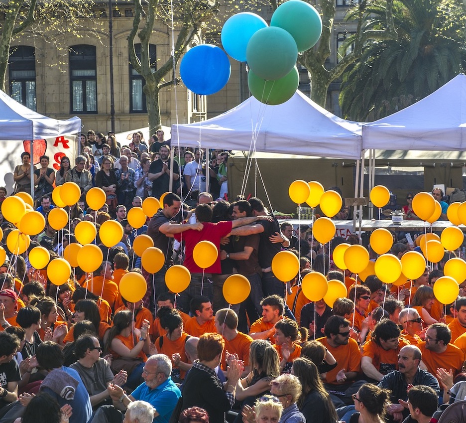Manifestazioaren amaieran auzipetuen inguruan jarri dira ‘herri harresia’ irudikatu duten kamiseta laranjadun herritarrak. (Gorka RUBIO / ARGAZKI PRESS) Manifestazioaren amaieran auzipetuen inguruan jarri dira ‘herri harresia’ irudikatu duten kamiseta laranjadun herritarrak. (Gorka RUBIO / ARGAZKI PRESS)