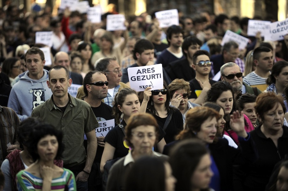 Entre los carteles que llevaban los asistentes se ha acusado al anterior consejero de Interior de Lakua, Rodolfo Ares, de mentiroso. (Marisol RAMIREZ / ARGAZKI PRESS)