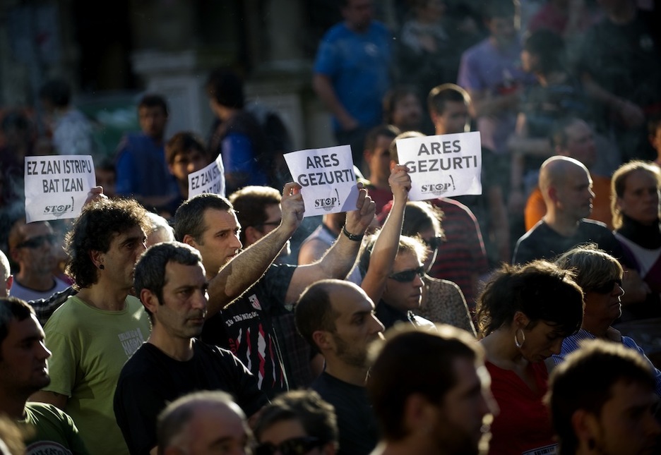 ‘Ares gezurti’ (Ares mentiroso) y ‘Ez zan istripua izan’ (no fue un accidente) han sido las proclamas más leídas en la manifestación. (Marisol RAMIREZ / ARGAZKI PRESS) ‘Ares gezurti’ (Ares mentiroso) y ‘Ez zan istripua izan’ (no fue un accidente) han sido las proclamas más leídas en la manifestación. (Marisol RAMIREZ / ARGAZKI PRESS)