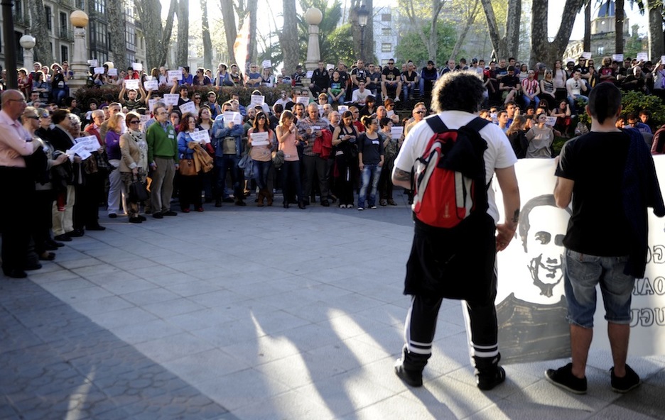 La manifestación ha concluído en frente del Palacio de Justicia, donde se ha pedido que se esclarezca todo lo relacionado con la murte de Iñigo Cabacas. ( Marisol RAMIREZ / ARGAZKI PRESS)
