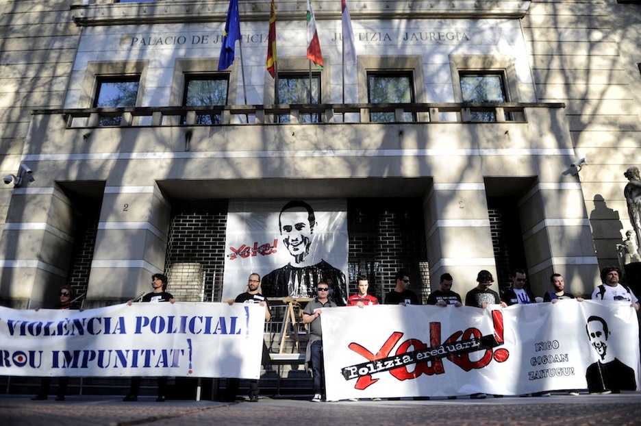Junto a la pancarta principal ha marchado otra en catalán del colectivo ‘Stop bales de goma’. (Marisol RAMIREZ / ARGAZKI PRESS)
