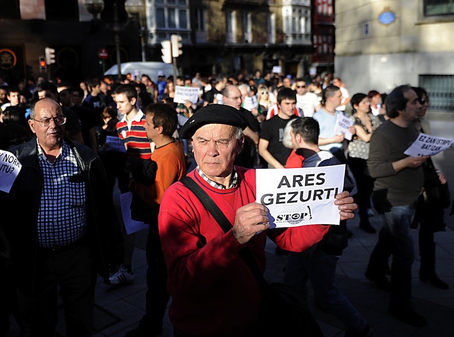 ntre los carteles que llevaban los asistentes se ha acusado al anterior consejero de Interior de Lakua, Rodolfo Ares, de mentiroso. (Marisol RAMIREZ / ARGAZKI PRESS) 