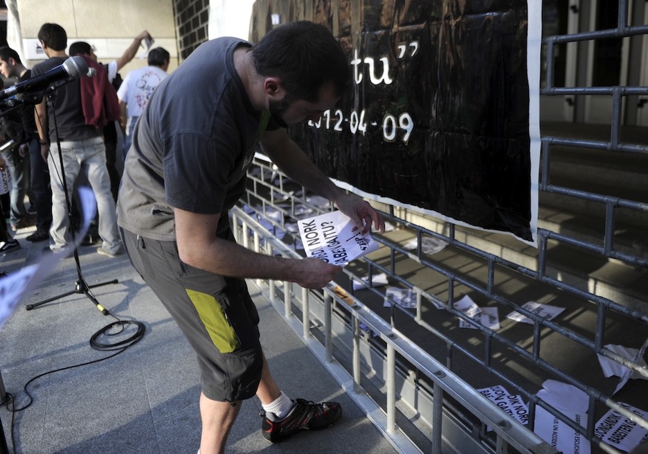 Los asistentes han dejado sus reivindicaciones en el Palacio de Justicia. (Marisol RAMIREZ / ARGAZKI PRESS)