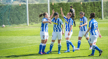 Realeko jokalariak gola ospatzen. (Gorka RUBIO / ARGAZKI PRESS)