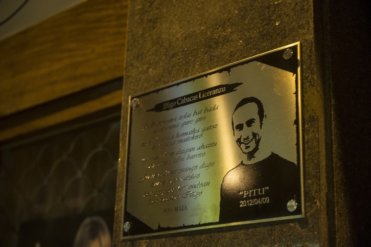 Placa en recuerdo de Cabacas en el lugar en que cayó mortalmente herido. (Luis JAUREGIALTZO/ARGAZKI PRESS)