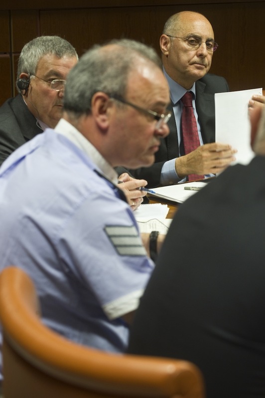Rodolfo Ares y el entonces director de la Ertzaintza, Antonio Varela, en el Parlamento. (Juanan RUIZ/ARGAZKI PRESS)