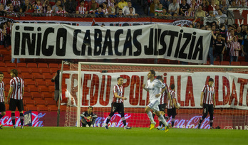 Iñigo Cabacasen heriotzaren urteurrena salatu dute San Mameseko harmailetan. (ARGAZKI PRESS)