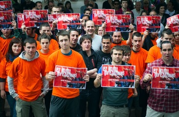 ‘Aske gunean’ egin duten agerraldiaren irudia. (Juan Carlos RUIZ/ARGAZKI PRESS)