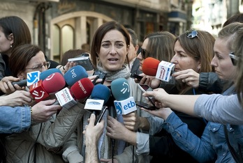 La alcaldesa de Bermeo, Idurre Bideguren, ante los medios de comunicación. (Jon HERNAEZ/ARGAZKI PRESS)