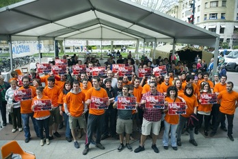 Los jóvenes recibieron ayer el apoyo de Ikasle Abertzaleak. (Juan Carlos RUIZ/ARGAZKI PRESS)
