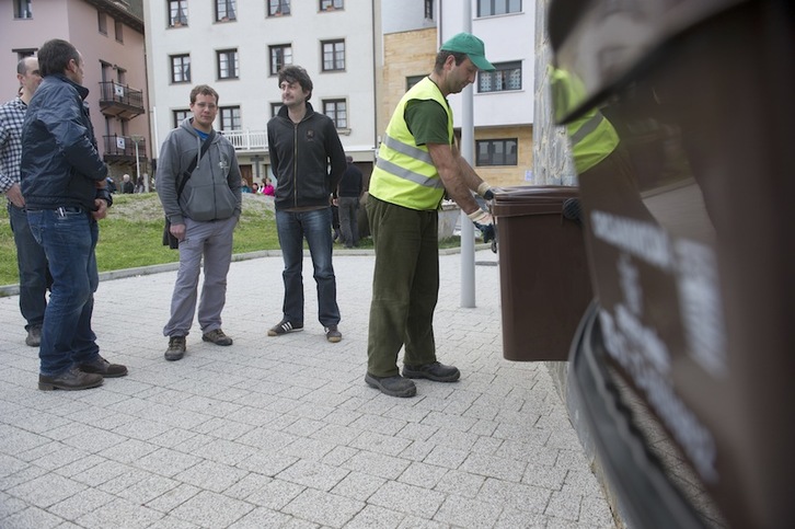 Martxoaren 21ean Zaldibian hartutako irudia, atez ateko sistema berriarekin. (Jon URBE/ARGAZKI PRESS)