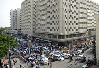 Los ciudadanos de la ciudad paquistaní de Karachi, donde se ha sentido el temblor, han evacuado los edificios. (Asif HASSAN/AFP PHOTO)