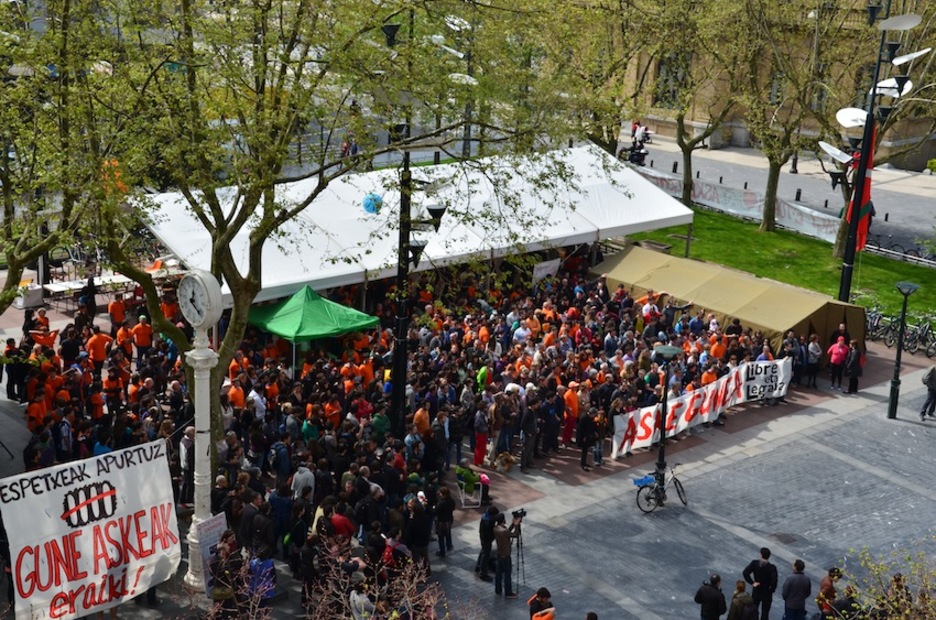 ‘Aske gunea’ jendez bete da gazteen aurkako atxilotze aginduaren berri eman bezain laster. (NAIZ.INFO)