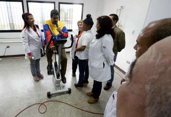 Maduro visitaba este martes un centro médico en la capital venezolana. (Juan BARRETO/AFP)