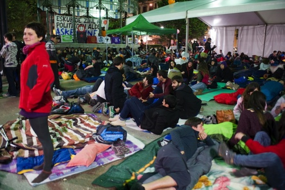Aske Gunea Donostiako Bulebarrean lehen gaua pasatzekotan. (Juan Carlos RUIZ / ARGAZKI PRESS)