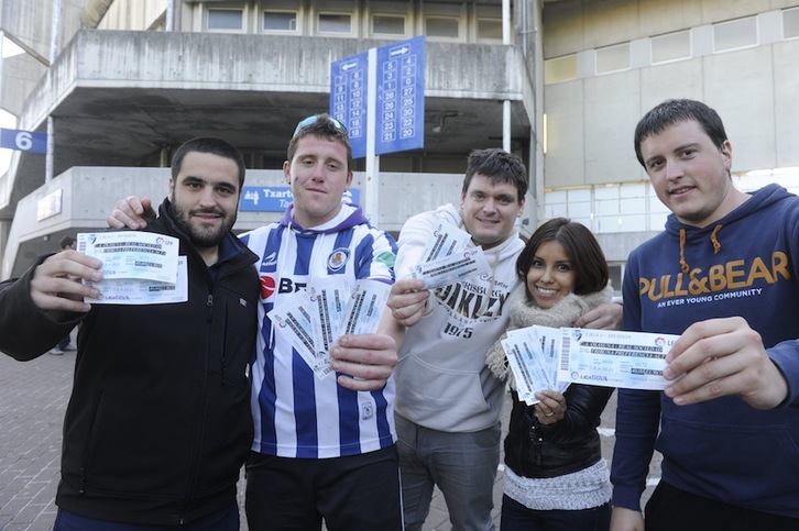 Realeko zaletuak, Anoetan, sarrerak erosi berritan. (Jon URBE/ARGAZKI PRESS)