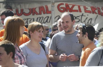 Ainhoa Etxaide gaur goizean Aitor Olaizola eta Egoi Alberdi gazte zigortuekin. (ARGAZKI PRESS)