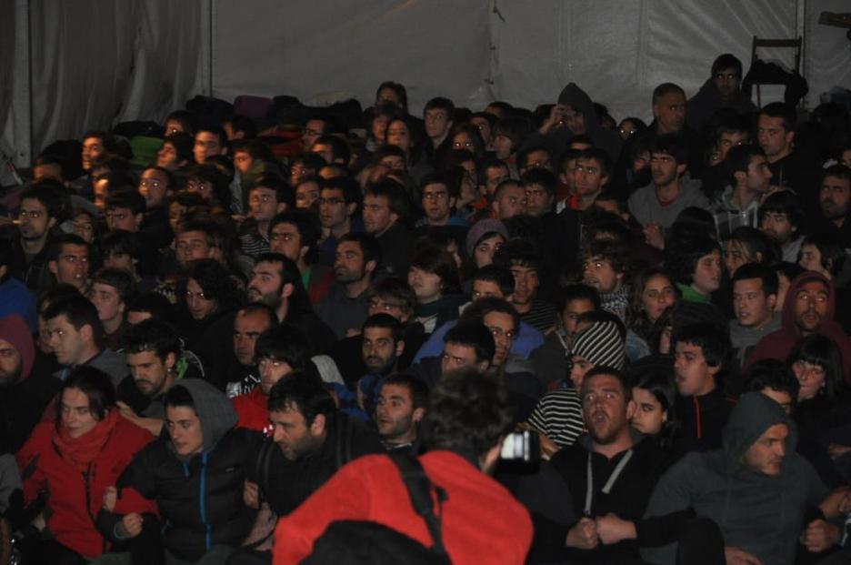 Ertzaintza Aske Gunera iritsi eta berehala elkarri besoetatik helduta herri harresia osatu dute bertan ziren herritarrek. (Facebook Aske Gunea)