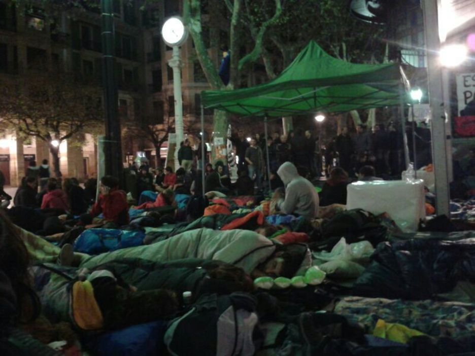 Asko luzatu gabe alde egin du Poliziak. Batzuk etzan dira, berriz, lotarako; beste batzuri gehiago kosta zaie. (Info7 irratia)