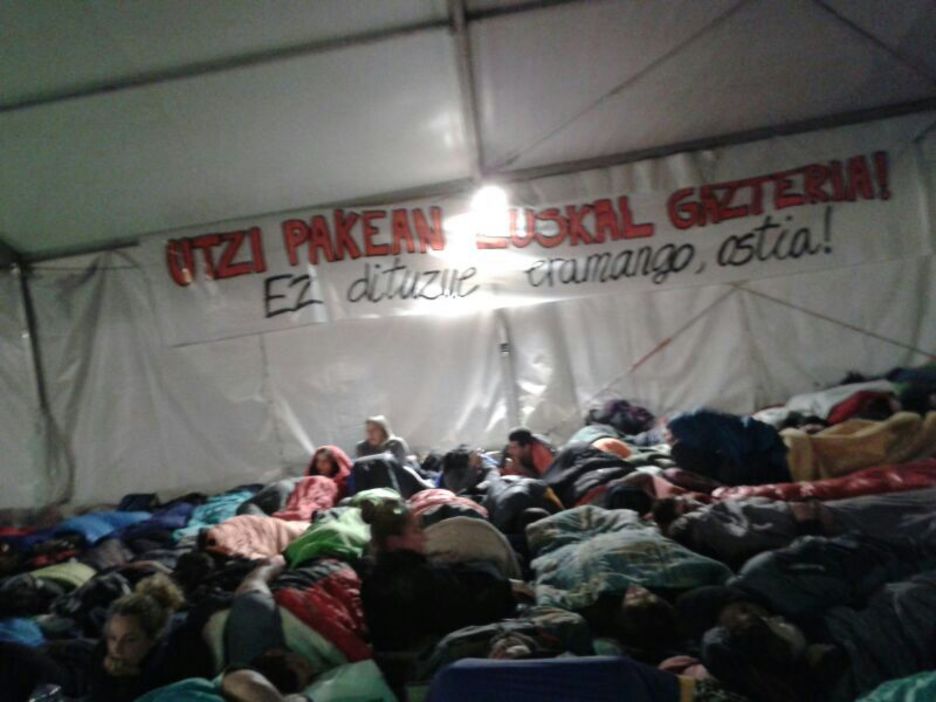 Pankartak dioena gaur bete da. Ez dituzte eraman. (Info7 irratia)