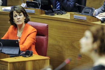 Yolanda Barcina Bakartxo Ruizi begira, honen hitzaldian. (Jagoba MANTEROLA/ARGAZKI PRESS)