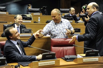Txentxo Jiménez, en el centro, antes de iniciarse el pleno. (Jagoba MANTEROLA/ARGAZKI PRESS)