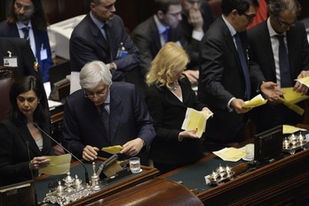 El presidente del Parlamento italiano, Laura Boldrini, inicia el recuento de la segunda votación. (Andreas SOLARO/AFP)