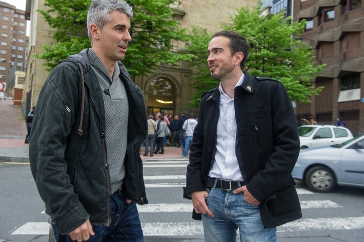 El director del documental, Karlos Trijueque, junto al director de GARA, Iñaki Soto, minutos antes del estreno. (Monika del VALLE/ARGAZKI PRESS)