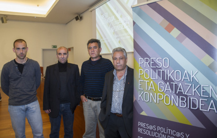 Imagen de los participantes en la mesa redonda sobre presos políticos y procesos de resolución. (Luis JAUREGIALTZO/ARGAZKI PRESS)