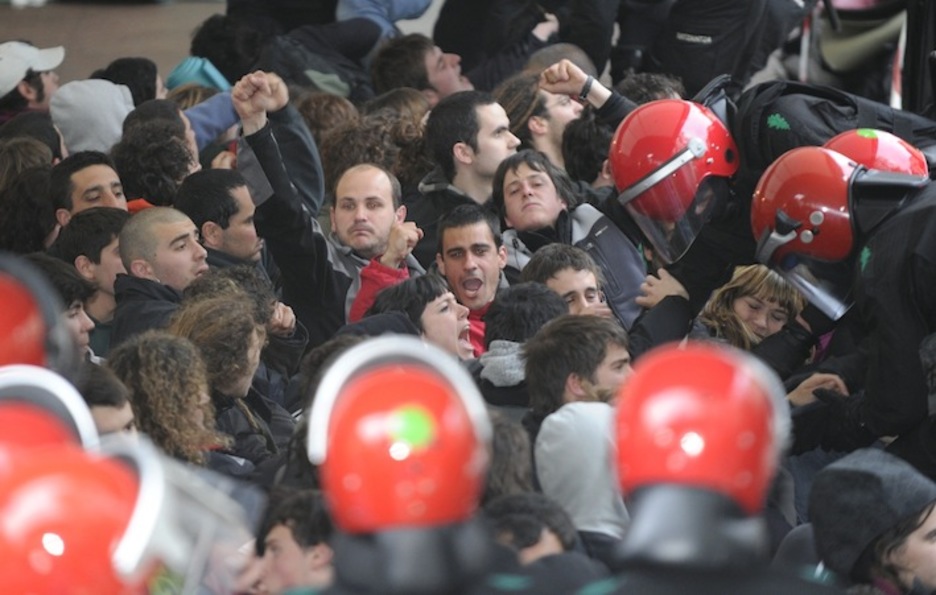 La Ertzaintza, en el corazón del muro popular. (ARGAZKI PRESS)